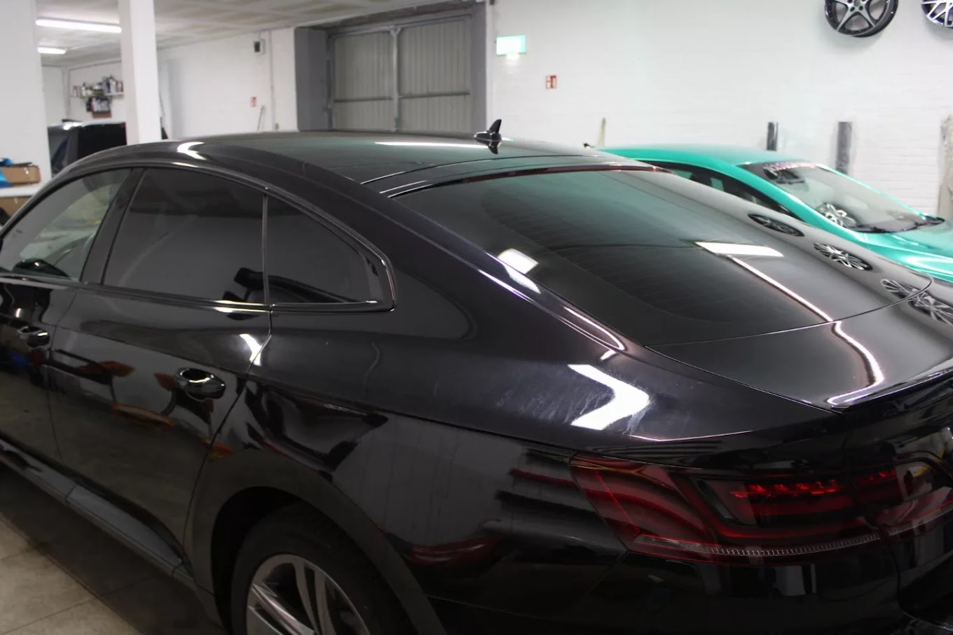 Schwarzer VW Arteon mit tiefem Glanz