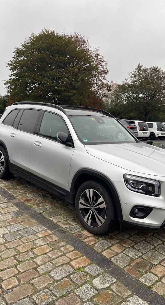 Silberner Mercedes GLB